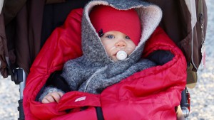Nerbäddad bebis i vagn