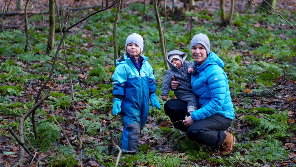 Mamma och barn i skogen