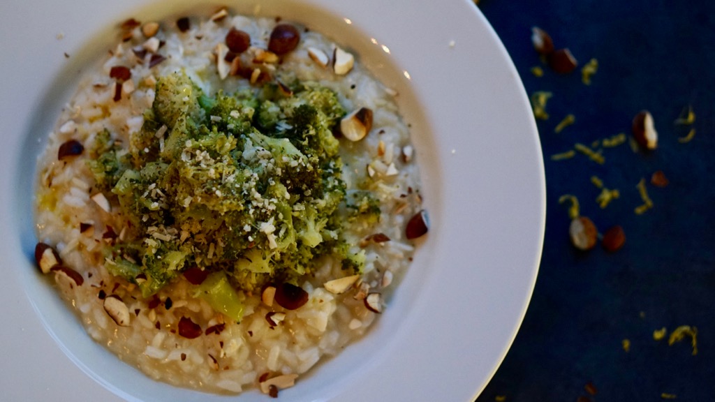 Risotto med broccoli, citron och mandel