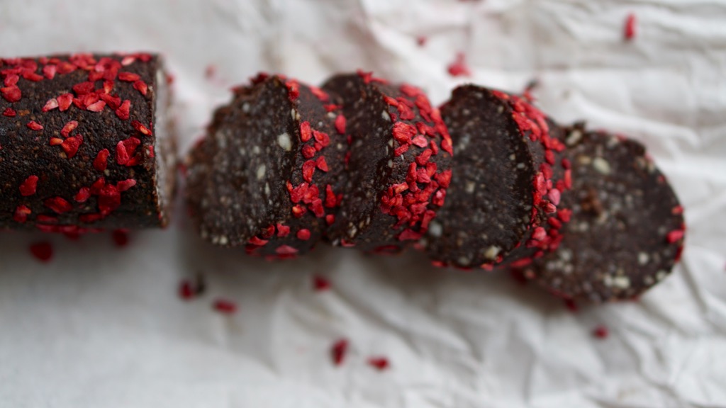 Rawfood-rulle med choklad och hallon