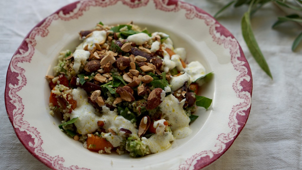 Ljummen bulgursallad_bakade_morötter_mandlar_vitlökssås